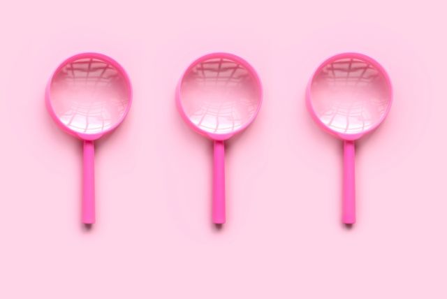 ピンクの背景の前に置かれたピンクの虫眼鏡3つ